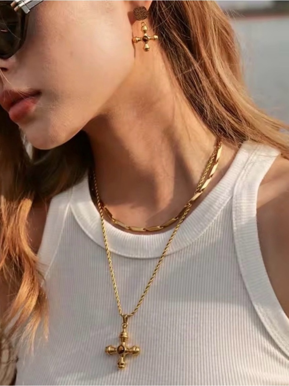 18K Gold Elegant Gold Cross Pendant Necklace - Picture 6 of 7